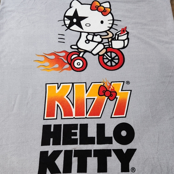 HELLO KITTY KISS ROCK BAND 43.5" X 57.5" BLANKET - Picture 2 of 6